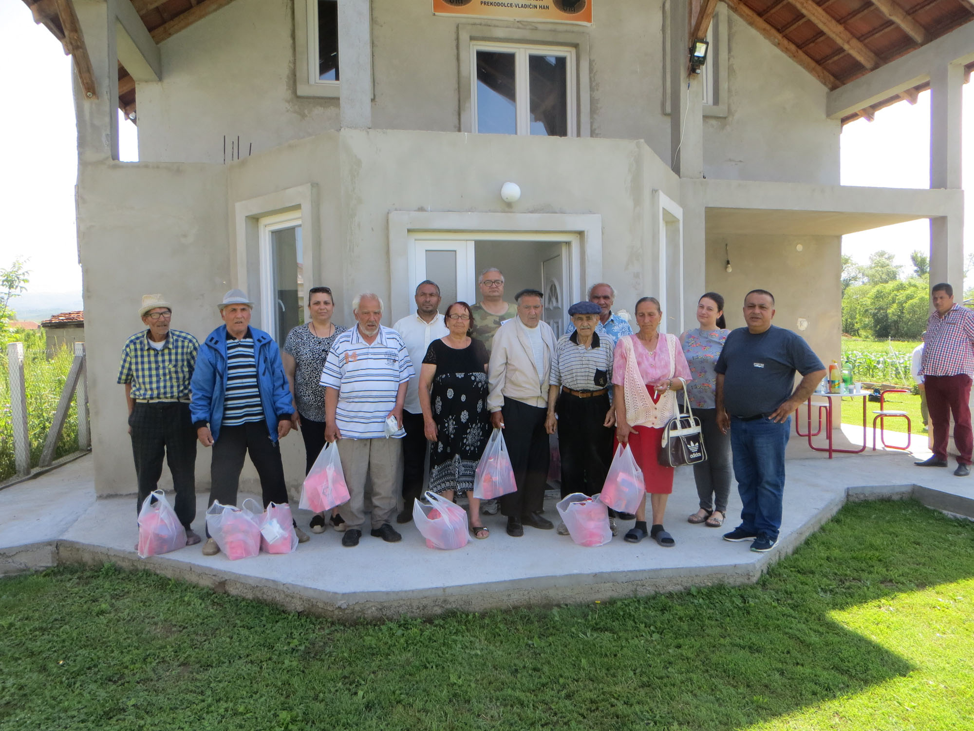 Подела хигијенских и пакета хране корисницима пројекта Храбро срце